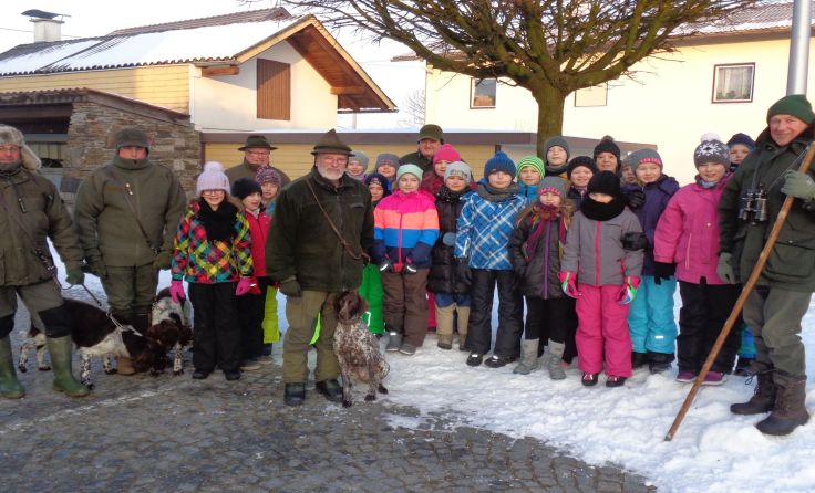 Die Schüler begaben sich mit der Jägerschaft auf die Suche nach Spuren in Wald und Feld.
