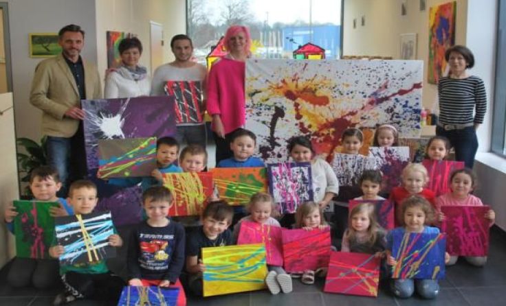 Die Kindergartenkinder hatten viel Spaß beim Action-Painting.