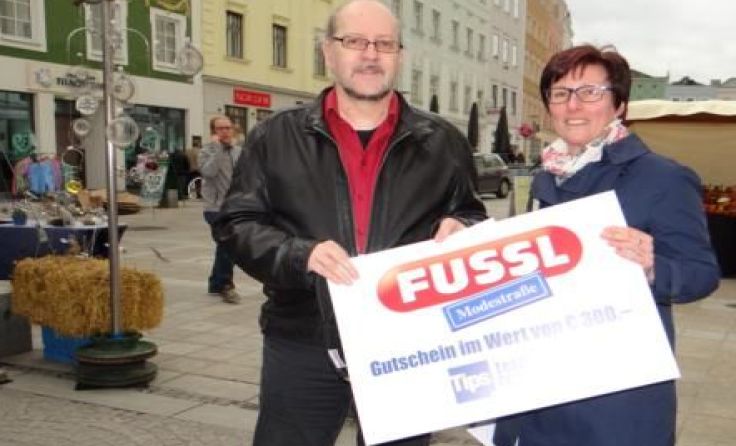 V. l.: Tips-Redakteur Walter Horn übergibt den Gutschein an Marianne Feischl aus Wendling.