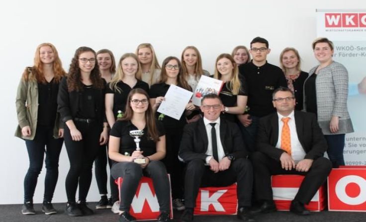 Die Schülerinnen der 3CE mit den Juroren
