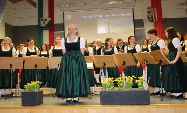 50 Musiker folgen dem Taktstock von Kapellmeisterin Cornelia Lederbauer.