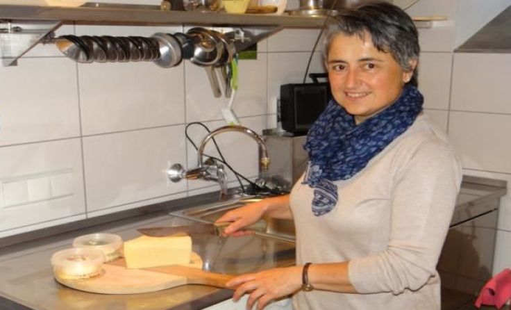 Helga Mayr weiß, wie man köstlichen Käse, Topfen und Joghurt herstellt.