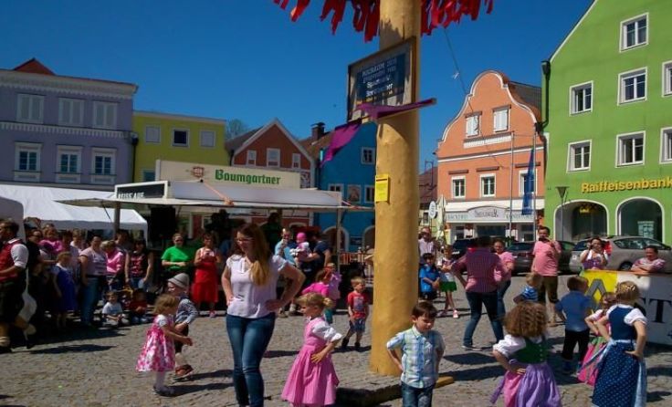 Der Marktplatz bietet eine schöne Kulisse für das Maibaumfest. Foto: Gemeinde