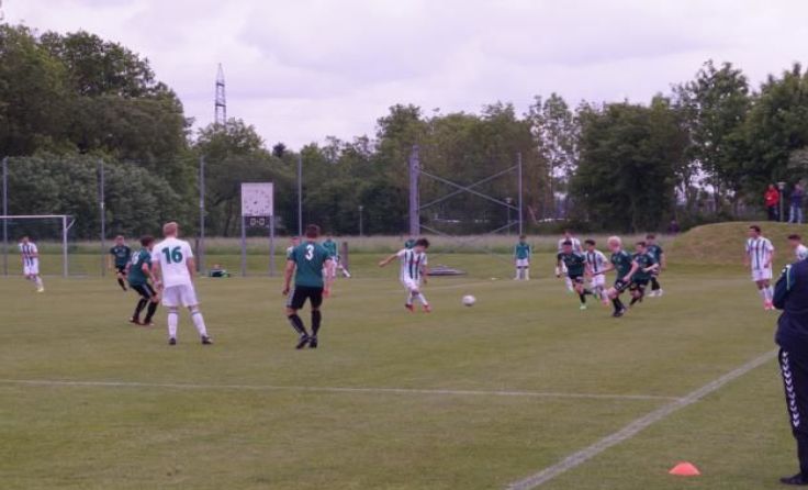 Die U18 am Spielfeld Foto: AKA Ried