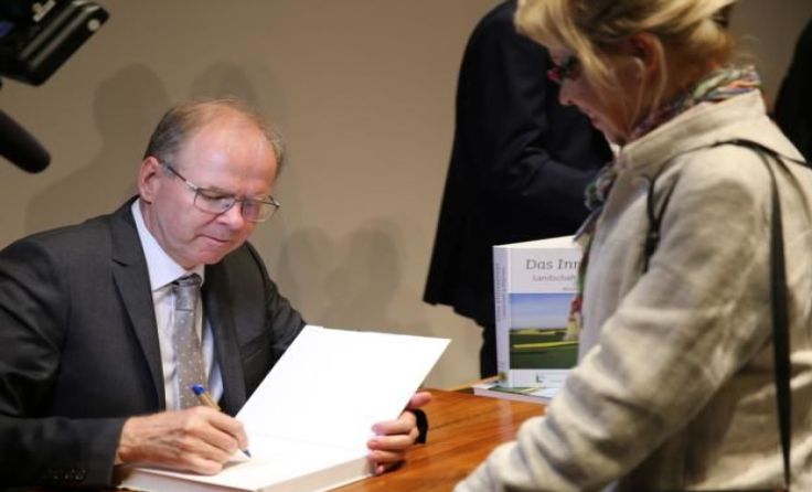 Michael Hohla signierte auf Wunsch den Bildband. Fotos: Geroldinger
