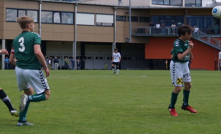 Julian Pointner und Gabriel Haider von der U15 am Spielfeld gegen den WAC Foto: AKA Ried