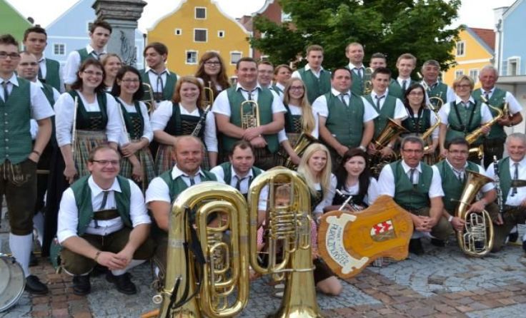 Die Marktmusikkapelle Aurolzmünster lädt zum Maibaumfest ein.