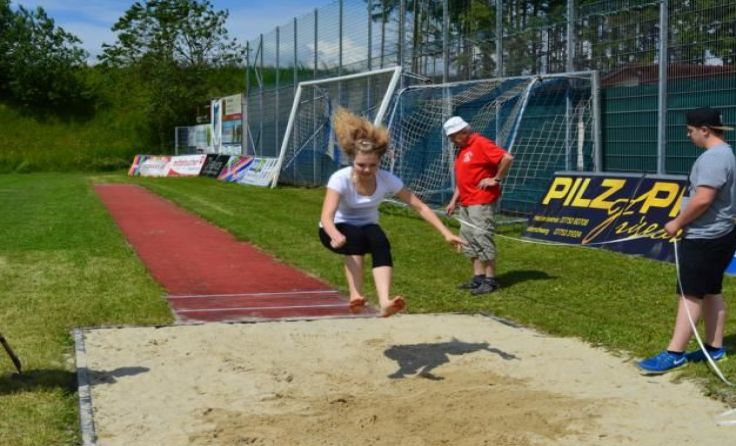 Geschicklichkeit ist beim Weitsprung gefragt.