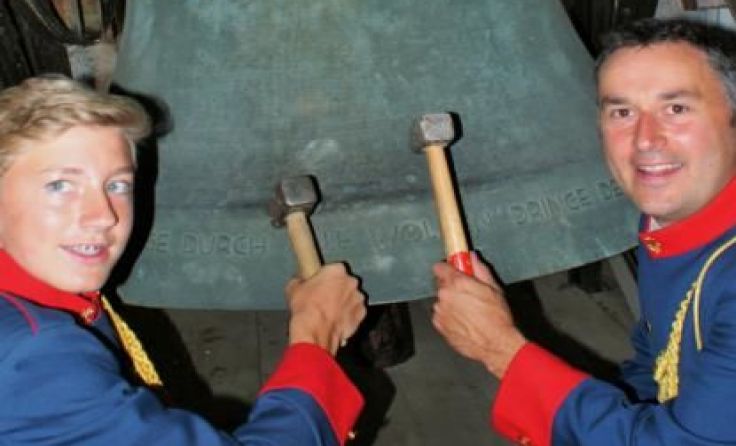 Jonas Reisegger und Peter Gelhart vom Musikverein Lohnsburg bringen die Glocken zum Erklingen.