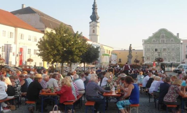 Die Zuhörer genießen das Ambiente am Marktplatz. Foto: Gemeinde