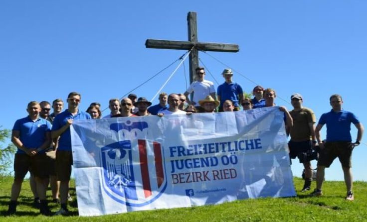 Stolz präsentieren sich die Bergfexe, nachdem sie das Gipfelkreuz erreicht haben.