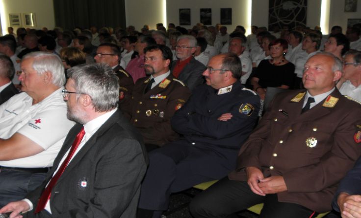 Viele Ehrengäste sind zur Bezirksstellenversammlung gekommen. Fotos: RK Ried