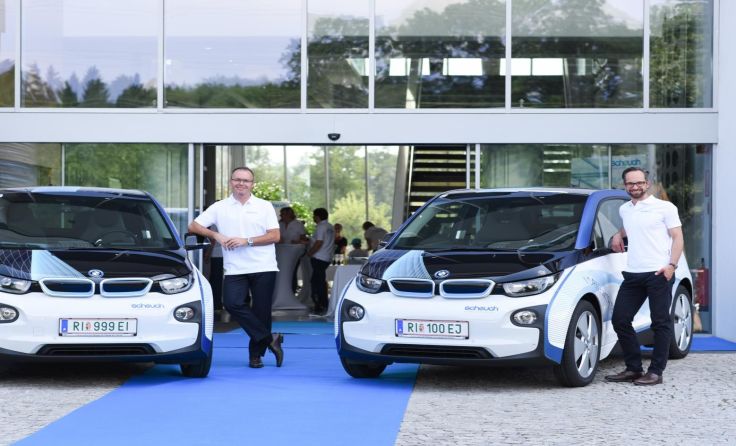 GF Jörg Jeliniewski und GF Stefan Scheuch mit der neuen E-Auto-Flotte Foto: Scheuch
