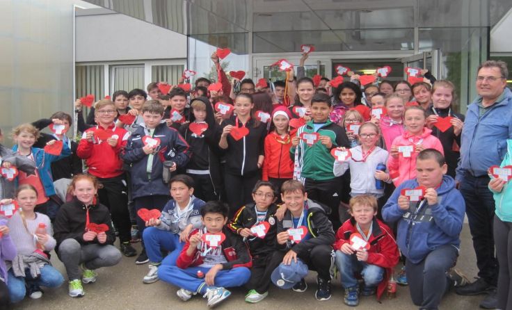 Die Schüler haben 2700 Euro gespendet.
