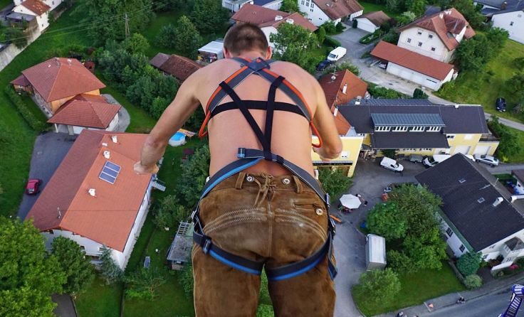 Alle Mutigen dürfen sich in die Tiefe stürzen. Fotos: Litzlbauer