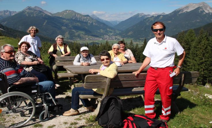 Eine Gruppe vom Betreuten Reisen macht eine gemütliche Rast am Weg zur Zugspitze. Foto: OÖRK