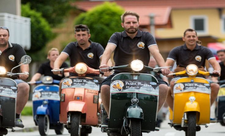 Um 14 Uhr starten die Vespfahrer ihre Rundfahrt durch das Innviertel. Foto: Kristina Ma 