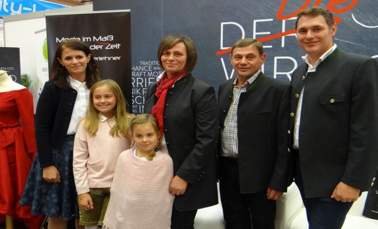 Irmgard Schneiderbauer (3. v. r) mit ihrer Familie