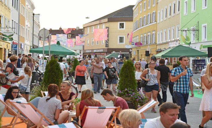 Bei der Shopping Night kann man gemütlich durch die Rieder Innenstadt flanieren. Foto: Hirnschrodt