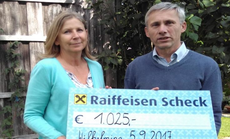 Georg Baier übergibt den Scheck an Berta Burghuber.