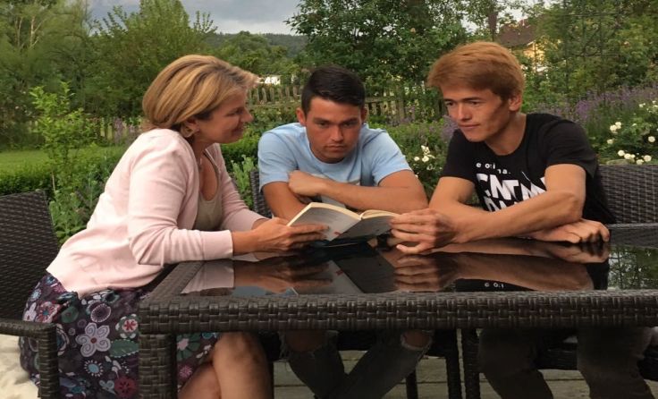Heidi Rossak mit Rahmat und Ezatullah beim Lesen. Foto: Antonia Rossak