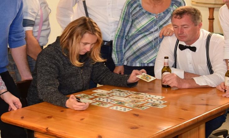 Wahrsagerin Gretchen findet Unfassbares heraus.