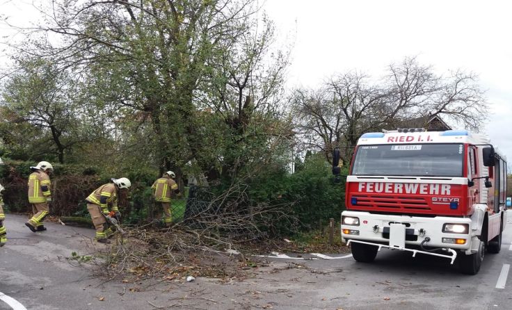 Die Feuerwehr Ried bei den Aufräumarbeiten Foto: FF Ried