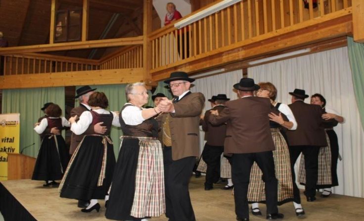 Die Hofmarkler Zeche beim Innviertler Landler tanzen.