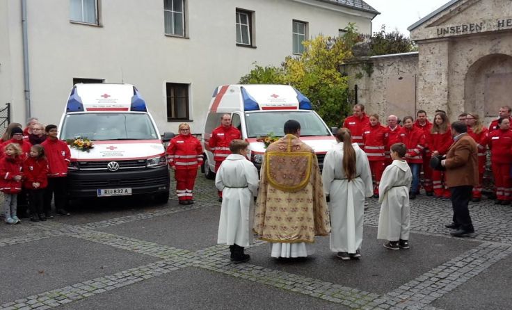 Viele Rotkreuz-Mitarbeiter sind zur Segnung gekommen.
