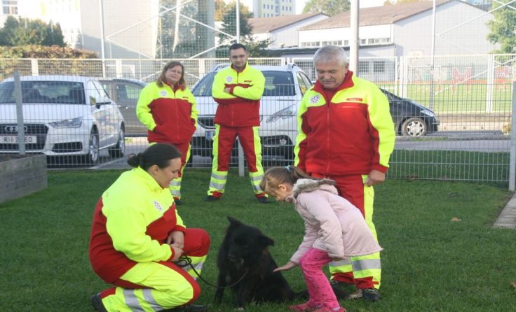 Die Trainer erklären den Kindern, wie man sich bei einer Begegnung mit dem Hund am Besten verhält.