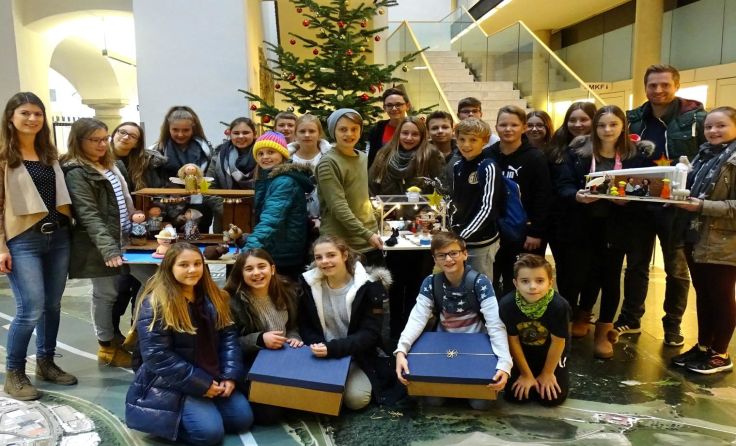 Die Schüler der 3a-Klasse mit ihren originellen Krippen 