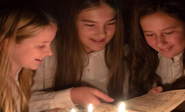 Präsentiert werden ausgewählte Texte und weihnachtliche Weisen.