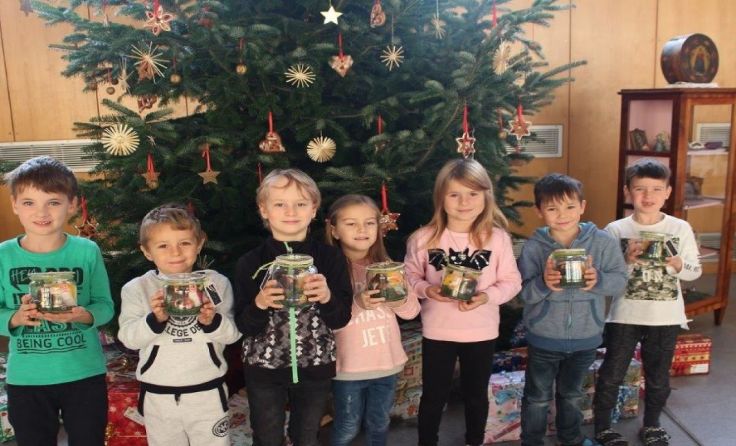 Stolz bringen die Kinder ihre Kripperl in die Mehrzweckhalle.
