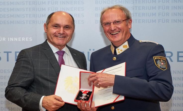 Wolfgang Sobotka (Innenminister a. D.) übergibt Wolfgang Zieher die Urkunde.