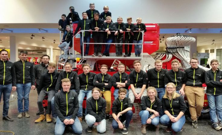 Die HTL-Schüler aus Ried bei einem Besuch der Firma Pöttinger in Grieskirchen.
