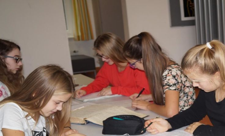 Die Schüler arbeiten konzentriert an dem Buchprojekt.