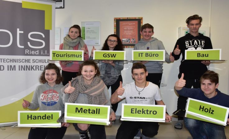 Die Schüler bieten Führungen durch die Schule an.