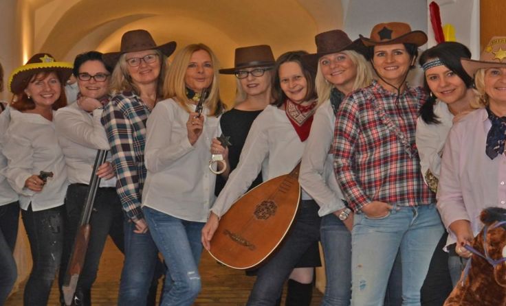 Das Team von Frau in der Wirtschaft hat sich schon mal in Schale geworfen.
