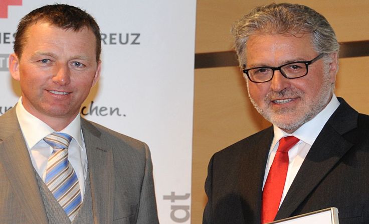 AGS Engineering nahm 2014 den „HENRI“ von Rotkreuz-Präsident Walter Aichinger entgegen.