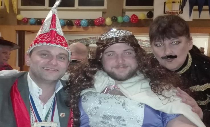 Bürgermeister Martin Bruckbauer mit einem wohl einzigartigen Prinzenpaar Foto: Gemeinde