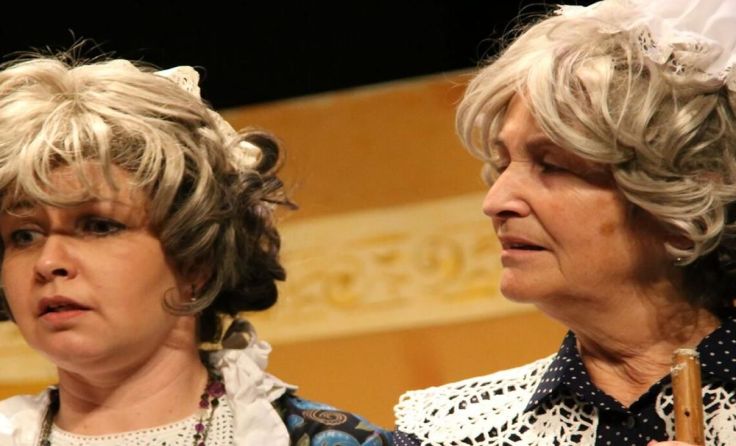 Die Tanten Abby und Martha überlegen wo sie die nächste Leiche vergraben. 