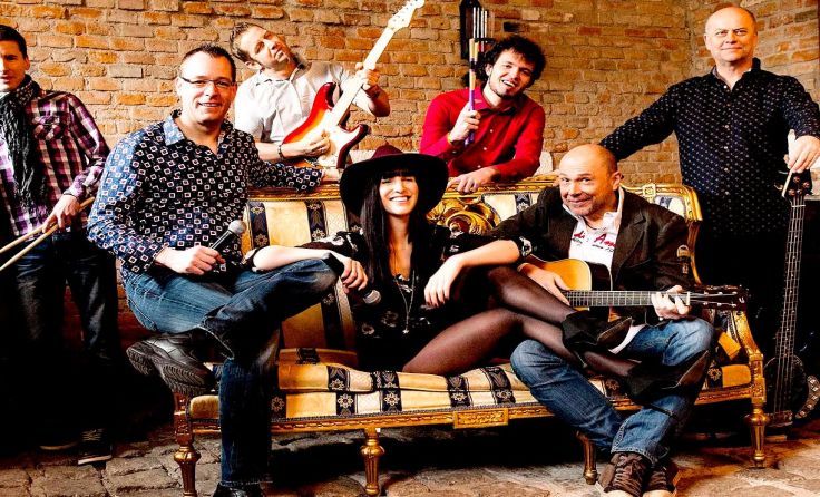 Die Austropop-Band „Hoamspü“ sorgt am Abend für Stimmung.