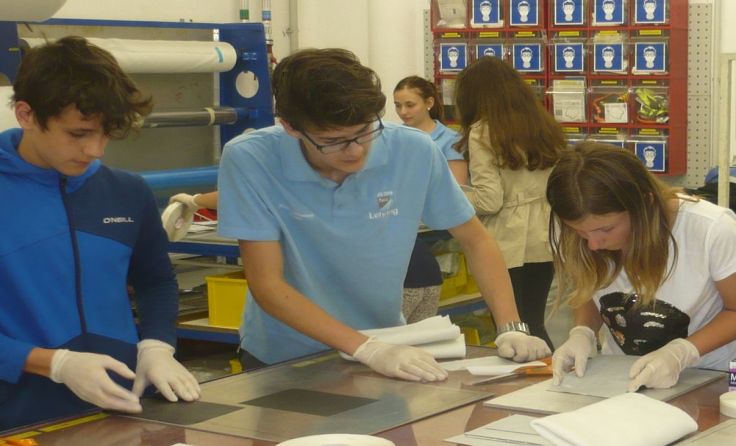 Die Technische Neue Mittelschule St. Marienkirchen bei ihrem Betriebsbesuch bei FACC