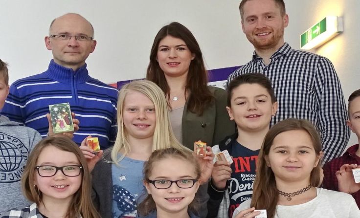 Das Geld wird für den Wiederaufbau einer christlichen Schule verwendet. 