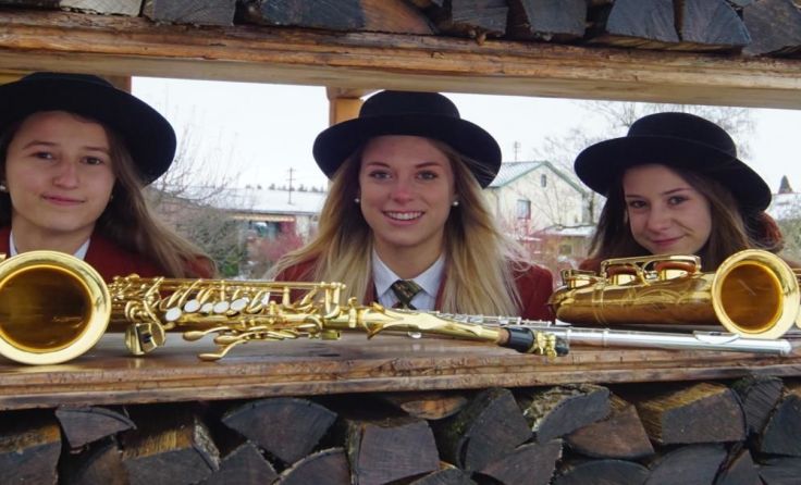V. l.: Die Jungmusikerinnen Lara Hölzl, Julia und Sarah Kaser