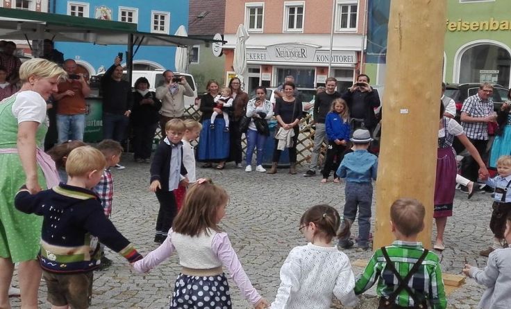 Auch letztes Jahr tanzten die Kindergartenkinder rund um den Maibaum. Foto: Gemeinde