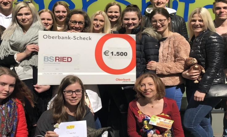 Die Schüler bei der Scheckübergabe an das St. Anna Kinderspital.