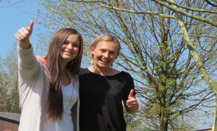 Alina und Anke machen im Schloss Neuhaus ein Volontariat.