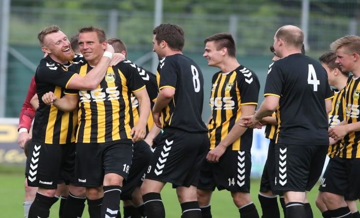Die Mannschaft freut sich über den Vizemeister-Titel. Foto: Alois Furtner