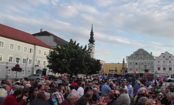 Jeden Freitag spielt am Marktplatz eine Musikkapelle auf. Foto: Gemeinde